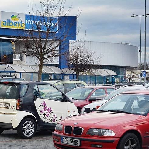 Parkoviště u hypermarketu Albert | foto: Jan Ptáček,  Český rozhlas