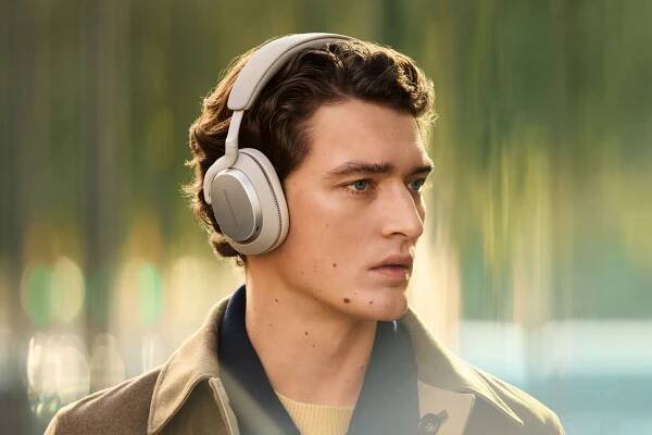 There are some major upgrades to the new Bowers & Wilkins Px7 S3 wireless headphones.