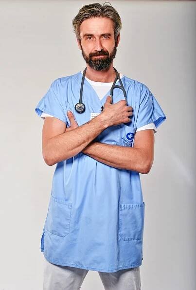 Lékaři jsou mu souzeni: Charizmatický Roman Zach si v novém seriálu zahraje ruského neurologa