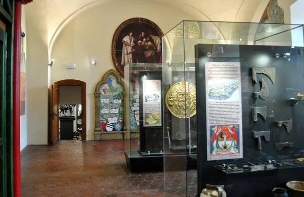 V poděbradském zámku je expozice věnovaná Jiříkovi, vzadu na stěně kopie Brožíkova obrazu vzdávání holdu po korunovaci. 