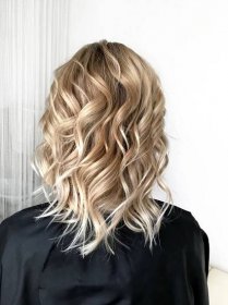Krátké blond vlasy s balayage — Stock obrázek