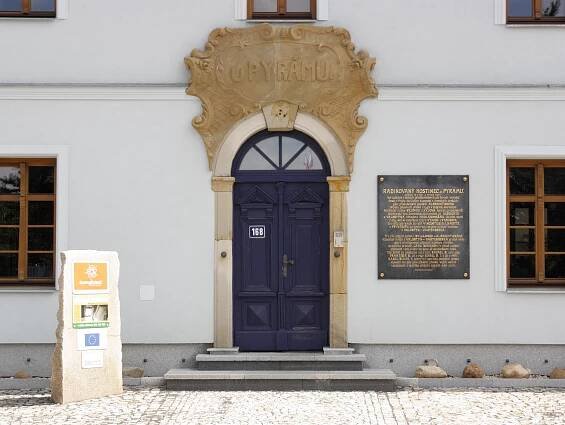 pamětní deska na hostinci „u Pyrámu”