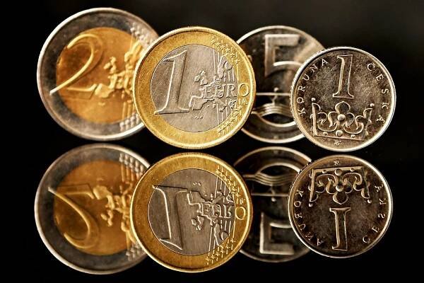 Euro v Česku ano, nebo ne? 12 ekonomů hodnotí přijetí společné měny