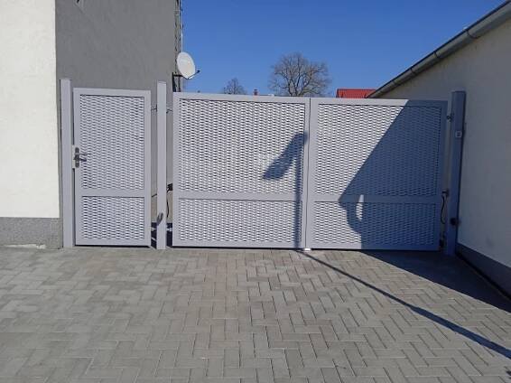 Garážová vrata a vjezdové brány výroba, montáž, servis
