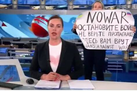 Ruska v televizi mávala nápisem „NE VÁLCE“, dostala pokutu. U soudu mluvila o zločinech