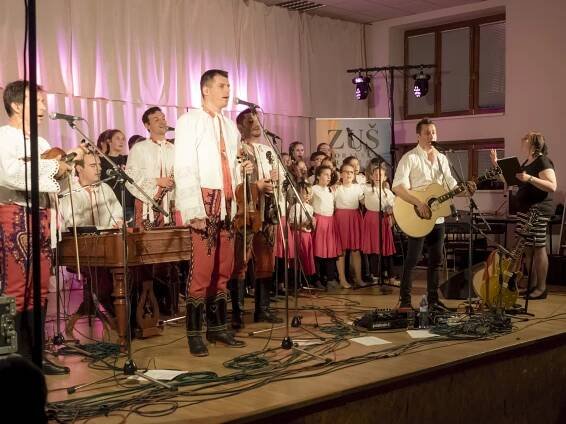 Petr Bende s cimbálovou muzikou Grajcar a sbor ZUŠ rok 2017 - foto Petr Coudi Řeřucha
