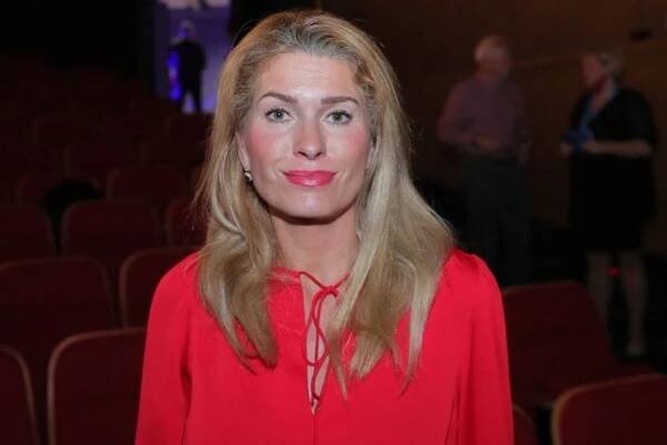 Olga Menzelová je ráda, že jsou děti ve škole. Po večerech u dvojky vína obaluje sešity