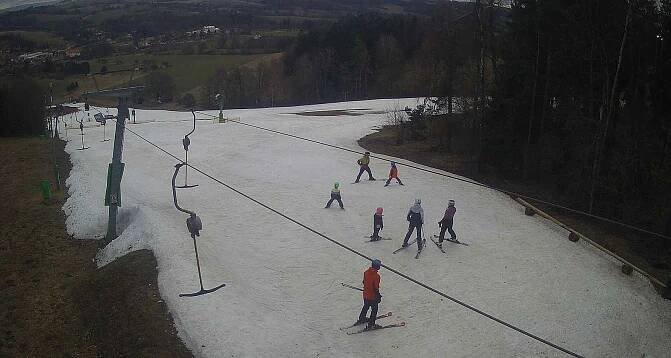 Sjezdovky na Blanensku drtí obleva. Provozovatelé vyhlížejí mráz. Na snímku  ski areál v Olešnici.