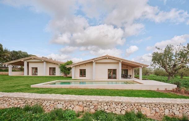 Exquisite property with stunning mountain views and pool in Algaida