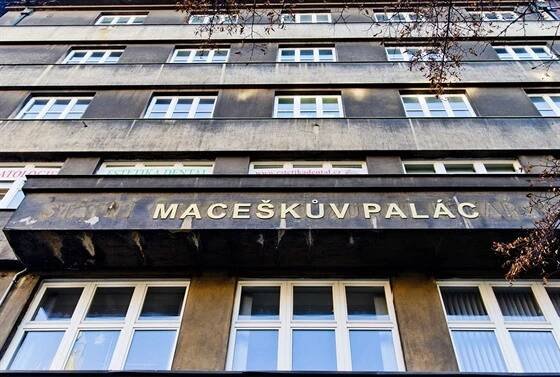 Maceškův palác na pražských Vinohradech stojí od roku 1929.
