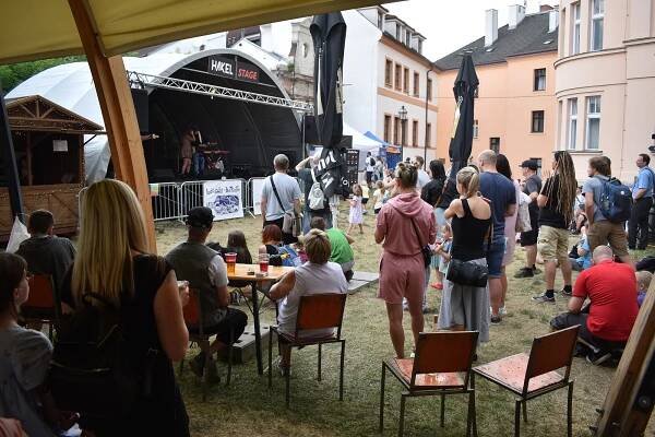 Hradec žije až do prázdnin divadelním festivalem. Najdete se na fotkách?