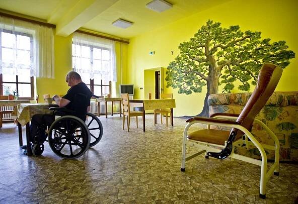 Žena mu zomrela skôr ako umožňuje zákon. Ľudia sa mu vyzbierali na dlžnú sumu