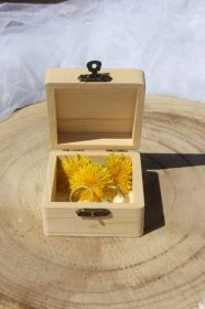 Dřevěná krabička na svatební prstýnky - možnost vygravírování na přání :: svatbuj-levne