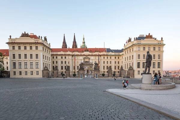 Soubor:Praha 1, Pražský hrad, I. nádvoří 20170807 001.jpg – Wikipedie