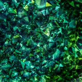 Smaragd, safír nebo turmalín zelené krystaly. Drahokamy. Minerální krystaly v přirozeném prostředí. Izolované kámen drahocenné krystaly na bílém pozadí. — Stock obrázek