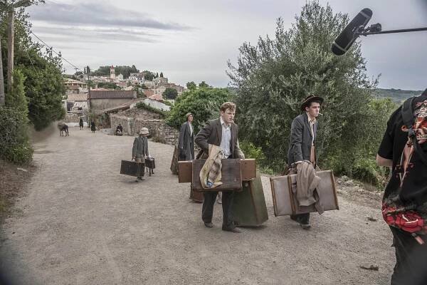 Durrellovi - Epizoda 1 - Z natáčení - Milo Parker, Keeley Hawes, Callum Woodhouse, Josh O'Connor