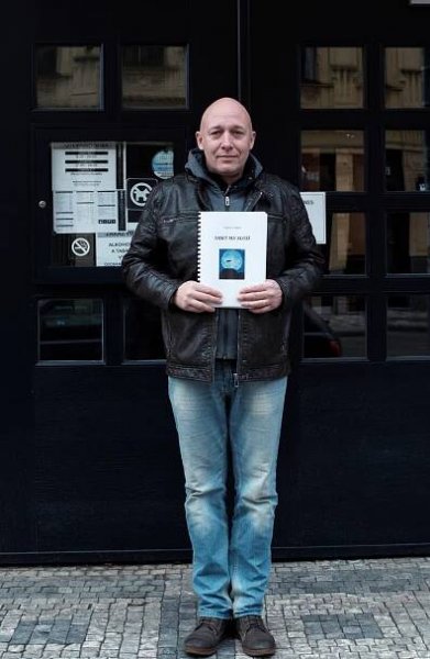 Smrt mu sluší. U Švandů vzniká nová komedie s Michalem Dlouhým a Kamilem Halbichem