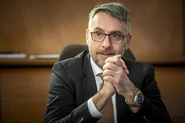 Dobrý den, pane exministře obrany. Dnes si povíme, k čemu jsou ve válce zbraně