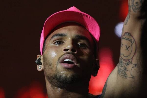 Americký rapper Chris Brown je ve vazbě. Kvůli napadení z roku 2023 - Minutové zprávy 