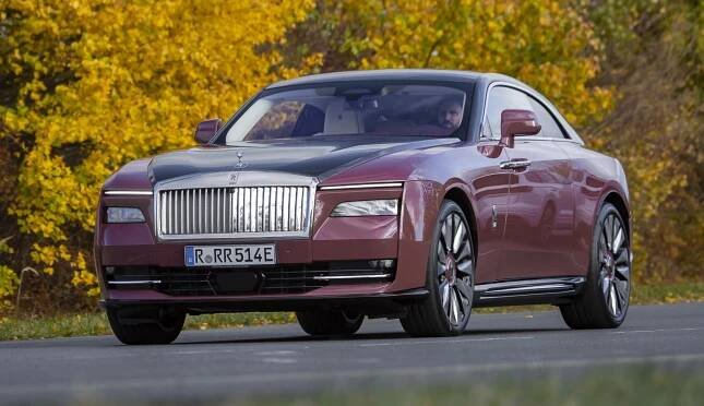 Elektrický valčík. Jaký je rolls-royce do zásuvky za jedenáct milionů?