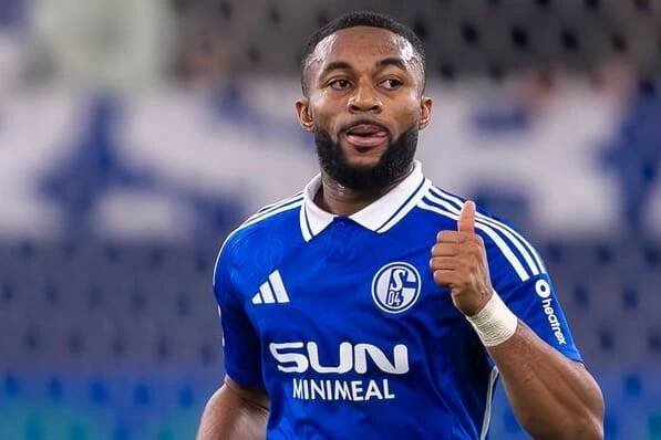 Schalkes Moussa Sylla jubelt nach einem Tor in der Veltins Arena.