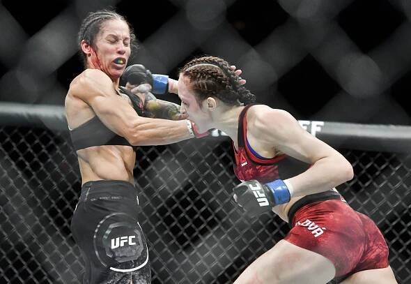 Česká zápasnice Pudilová na UFC v Praze prohrála. Na body zvítězila Američanka