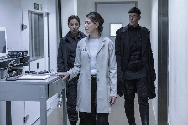 Annet Mahendru, Natalie Gold, Pollyanna McIntosh - The Walking Dead: World Beyond - Blood and Lies - Z filmu