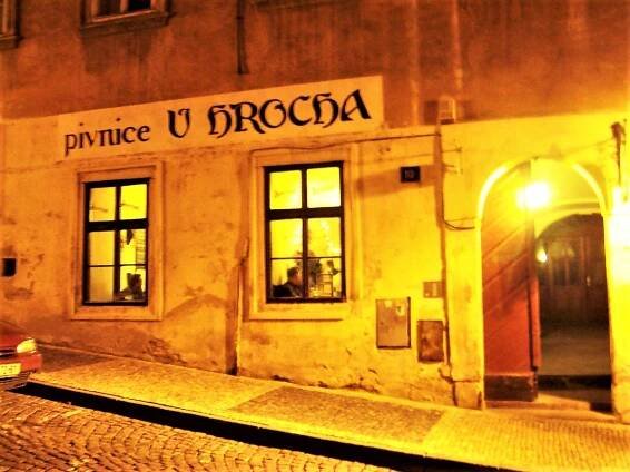 V pivnici U hrocha dnes dostanete výtečné plzeňské. Před staletími tu ale byla škola
