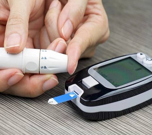 ruce testují vysokou hladinu cukru v krvi glukometrem, měřič glukózy v krvi - finger prick blood tests - stock snímky, obrázky a fotky