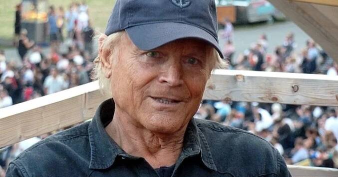 Nebesky modré oči a kamarád hromotluk. Fešák Terence Hill boural kina smíchem - Echo24.cz