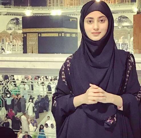 25 Beautiful Pakistani Celebrities Wearing Hijab