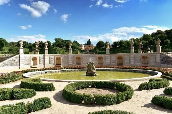 Oranžérie zámku Dobříš s moderními výstavami a krtečkem nadchne mladé i dospělé turisty