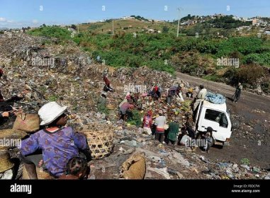 MADAGASCAR Antananarivo, dumping site, people live from waste picking Stock Photo
