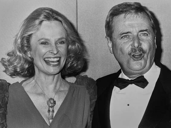 Bonnie Bartlett and William Daniels celebrating their win at the Emmy Awards in Pasadena, California, on September 21, 1986. | Source: Getty Images