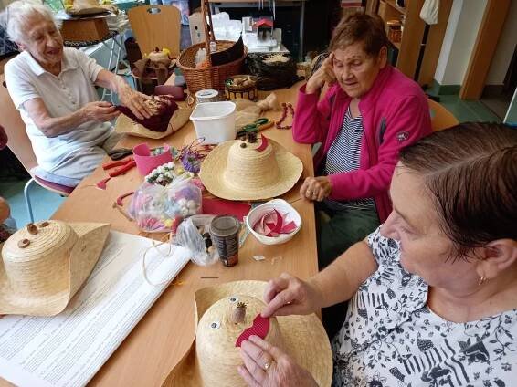Zdobení klobouků - Dům seniorů Františkov, Liberec, příspěvková organizace