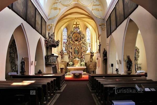 Vnitřek kostela sv. Mikuláše