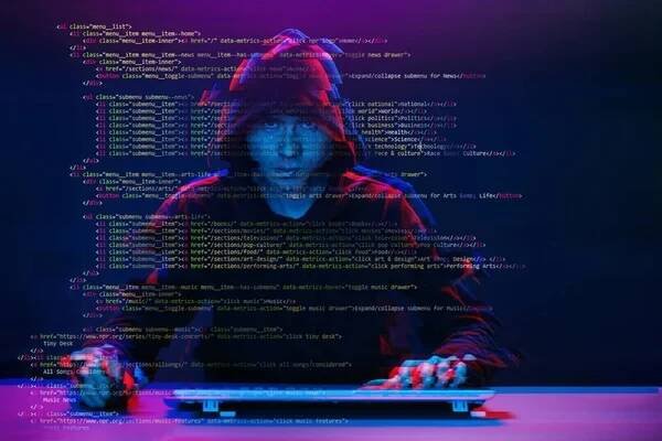 Hacker pracující s počítačem v tmavé místnosti s digitálním rozhraním v okolí. Obrázek s efektem efektu. — Stock obrázek