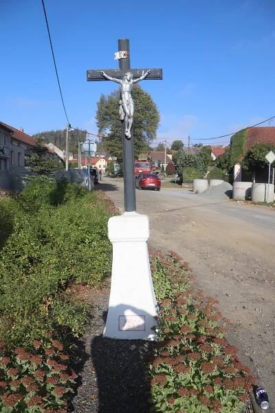 Soubor:Overview of wayside cross at crossroad in Mikulovice, Třebíč District.jpg – Wikipedie