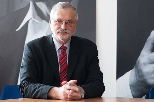 Rada ústavu pro studium totalit odvolala ředitele Pernese