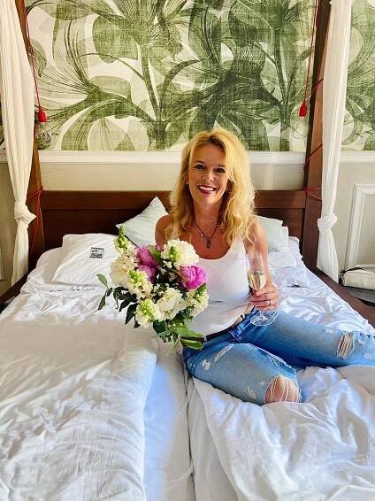 Osuška jí málem spadla: Lucie Benešová (47) se odhalování svých bujných vnad nebojí