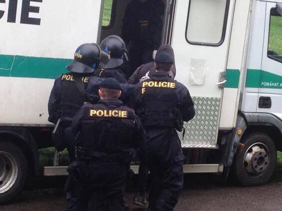 Na squatery použila policie i zvukové dělo. Vyspali se a šli