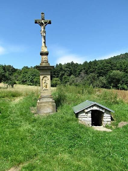 Kříž a studánka pod Melicemi - Kříž