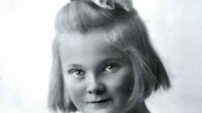 Joy Adamsonová, světoznámá spisovatelka a ochránkyně africké přírody, se narodila v roce 1910 v Opavě a byla zavražděna v roce 1980 v Keni. I tento dětský snímek najdou čtenáři v nové knize Zuzany Beranové Setkání se smrtí.
