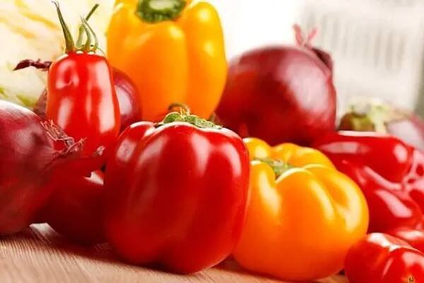rajčata, cibule, paprika