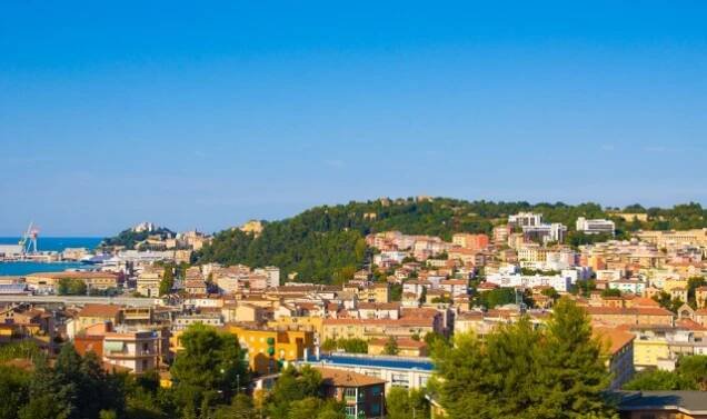 Über den Dächern der italienischen Hafenstadt Ancona