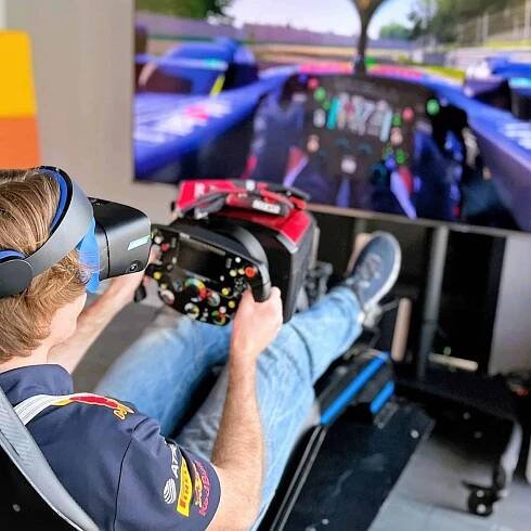 Pronájem simulátoru Formule 1 v Praze. Pronájem simulátorů Formule na klíč pro oslavu s obsluhou.
