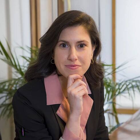 Foto de perfil de Marta trabajando en su oficina