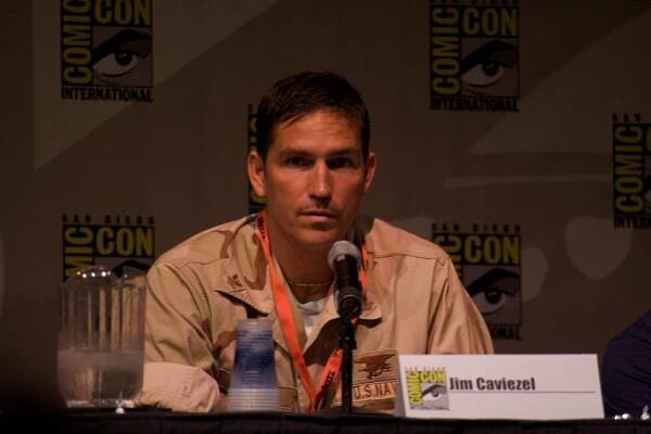 Herec Jim Caviezel: „Zo zavraždených detí vyrábajú elity „drogu mladosti“. Podieľajú sa na tom priamo vlády“