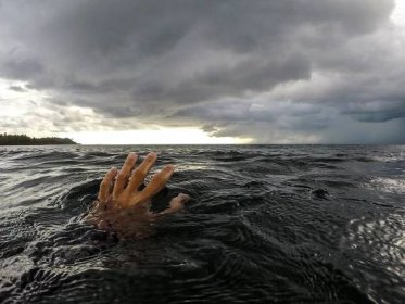 ruka sahající po obzoru v oceánu - surfing rough waters - stock snímky, obrázky a fotky