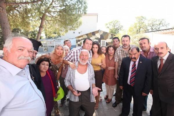 Meray Ülgen, Serra Yılmaz, Demet Akbağ, Salih Kalyon, Ata Demirer, Özge Borak, Caner Alkaya - Eyyvah Eyvah 3 - Z filmu